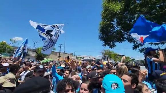 Así fue recibido Luis Suárez en Porto Alegre. (Video: Gremio)