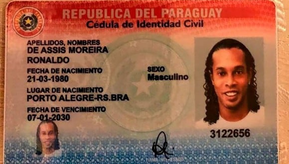 Ronaldinho fue detenido en Paraguay por falsificación de documentos.