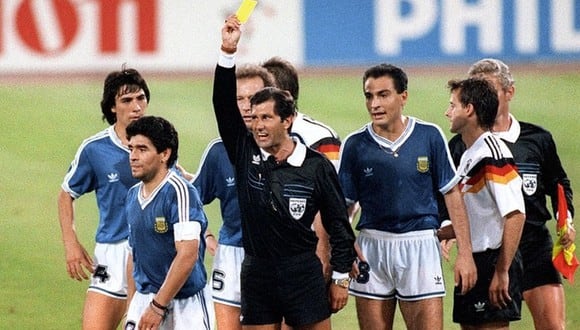 Codesal amonesta a Maradona en la final del 90 (Foto: Grosby)
