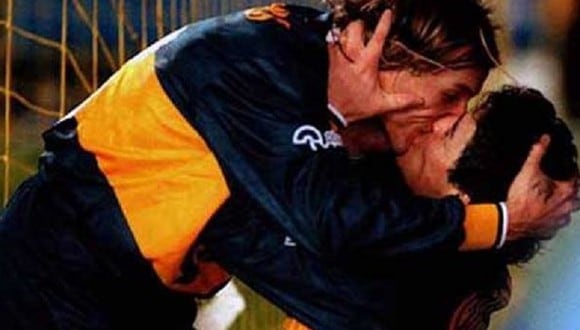 Claudio Caniggia y Diego Maradona, y un beso de antología con Boca Juniors. (Foto: Internet)