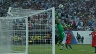 Argentina vs Chile: Claudio Bravo se lució con la mejor atajada de la Copa
