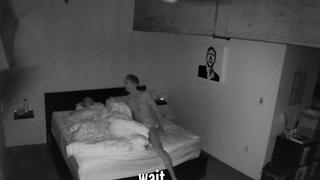 Hombre coloca una cámara en su cuarto y esta registra espeluznantes actividades nocturnas