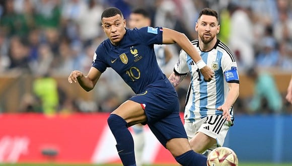 LUSAIL CITY, QATAR - DECEMBER 18: Kylian Mbappe of France battles for possession with Lionel Messi of Argentina during the FIFA World Cup Qatar 2022 Final match between Argentina and France at Lusail Stadium on December 18, 2022 in Lusail City, Qatar. (Photo by Dan Mullan/Getty Images)