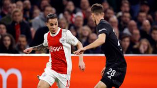 Insólito: el Ajax prohíbe a sus hinchas pedir camisetas con carteles en la tribuna