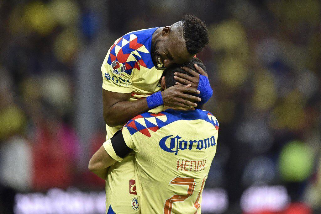 America's Colombian forward #33 Julian Quinones (L) celebrates scoring his team's first goal with America's Mexican forward #21 Henry Martin during the Mexican Apertura tournament final football match between America and Tigres at Azteca stadium in Mexico City on December 17, 2023. (Photo by Rodrigo Oropeza / AFP)