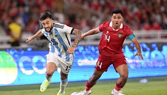 Argentina e Indonesia jugaron un amistoso FIFA. La Albiceleste ganó 2-0 con goles de Paredes y Romero. (Foto: AFP)