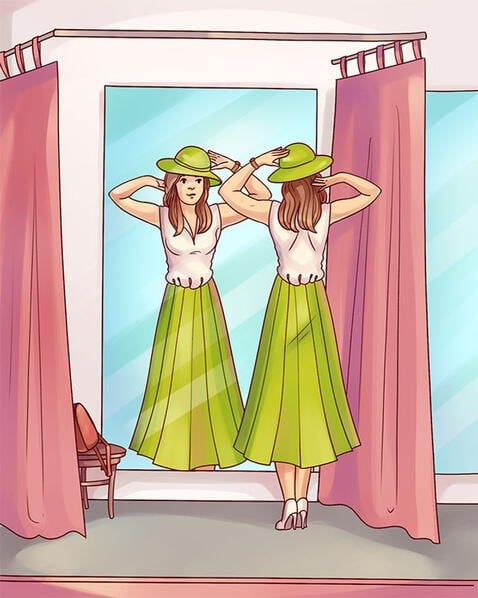 Dinos en 5 segundos cuál es el error en la imagen de la mujer frente al espejo. (Fotos: Facebook/Milenio)