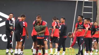 Selección Peruana: niño esquivó seguridad de la práctica, corrió toda la cancha y abrazó a Paolo Guerrero