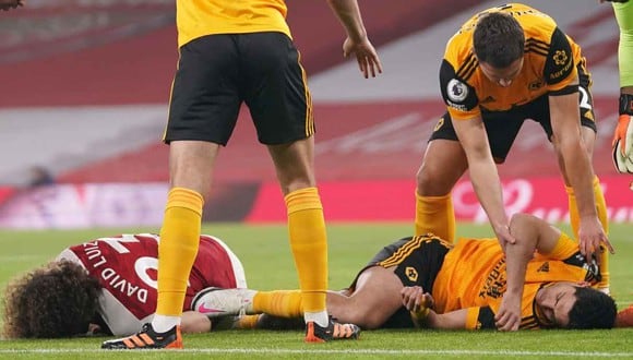 Raúl Jiménez sufrió una fractura de cráneo tras un cabezazo con David Luiz. (Foto: Reuters)