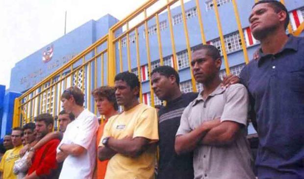Jugadores al pie del estadio Nacional en señal de huelga, en 2003.