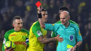 Surrealista: árbitro cae tras tropezar con un jugador del Nantes, lo patea y luego... ¡lo expulsa!
