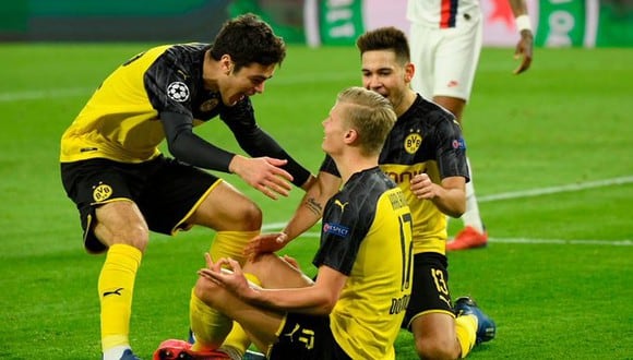 Giovanni Reyna y Erling Haaland celebrando el gol del triunfo del Borussia Dortmund ante el PSG por la Champions League. (Foto: AFP)