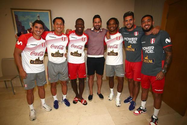 Claudio Pizarro estuvo con los jugadores de la selección peruana. (Foto: FPF)