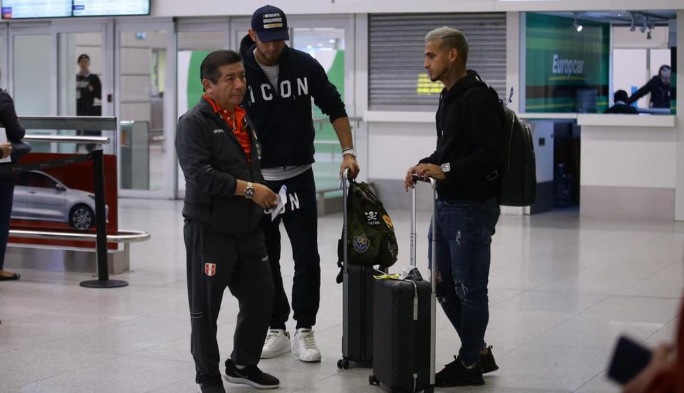 Carlos Zambrano y Miguel Trauco llegaron a Montevideo. (Fotos: Jesús Saucedo)