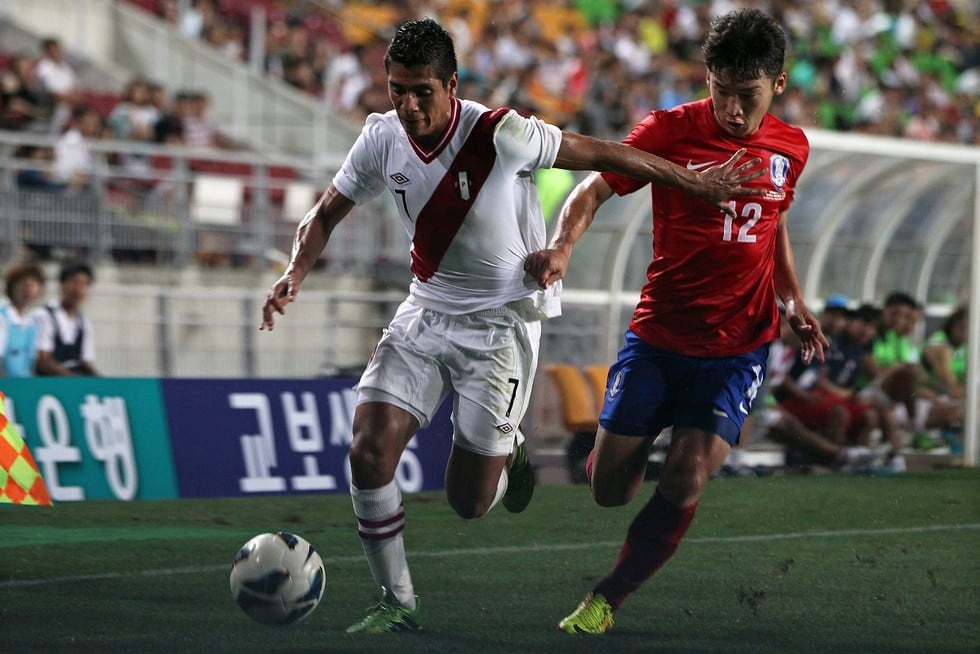 El 14 de agosto del 2013, en un partido amistoso, la bicolor empató 0-0 ante Corea del Sur. En la imagen aparece Paolo Hurtado y lucha el balón contra el surcoreano Kim Min-Woo. (Foto EFE)