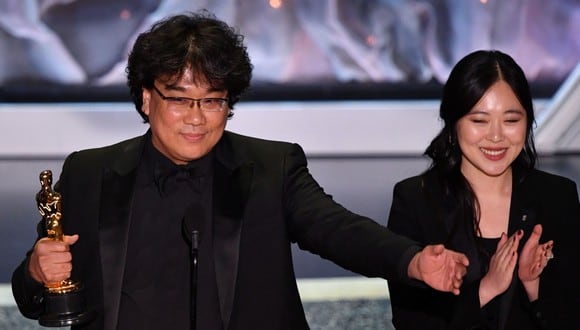 Oscar 2020. Bong Joon Ho, director de "Parasite", recibe el premio a Mejor película internacional, Mejor Guión y Mejor Director. Foto: AFP.