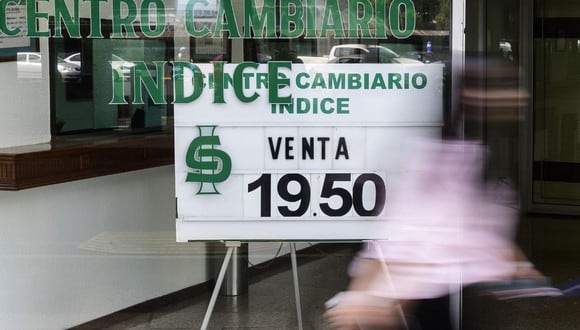 El tipo de cambio en el mercado mexicano abría al alza este jueves 13 de mayo aunque sin muchos cambios con respecto a la sesión anterior. (Pedro PARDO / AFP)