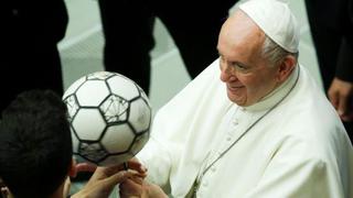 Tras besar la medalla de subcampeón: Papa Francisco alabó el buen gesto de Pep Guardiola