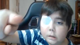 Niño con cáncer cerebral cumple su sueño de ser un popular youtuber gracias a las redes sociales