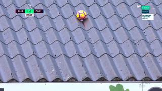 Una cosa de locos: Courtois reventó la pelota y la mandó al techo del estadio
