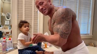 ‘The Rock’ le enseñó a su hija a lavarse las manos mientras entona una canción de la película ‘Moana’ [VIDEO]
