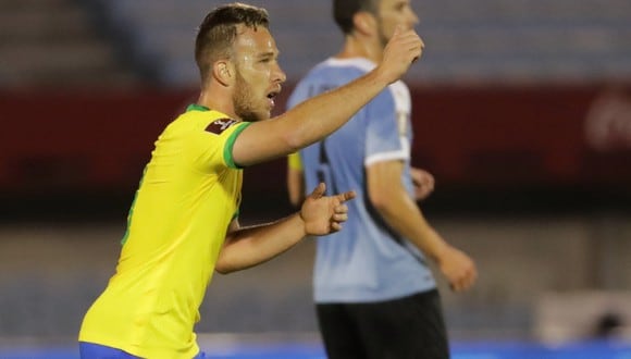 Arthur marcó su primer gol con Brasil en el duelo ante Uruguay por Eliminatorias (Foto: EFE)