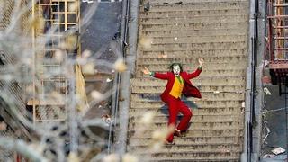 ¡El Joker tiene ritmo! Joaquim Phoenix le pone pasos de baile al personaje en nuevas fotos