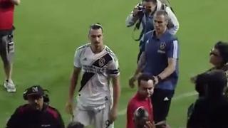 Intentaron perturbarlo y respondió mal:el grosero gesto de Zlatan a los hinchas rivales en ¿su despedida de la MLS?