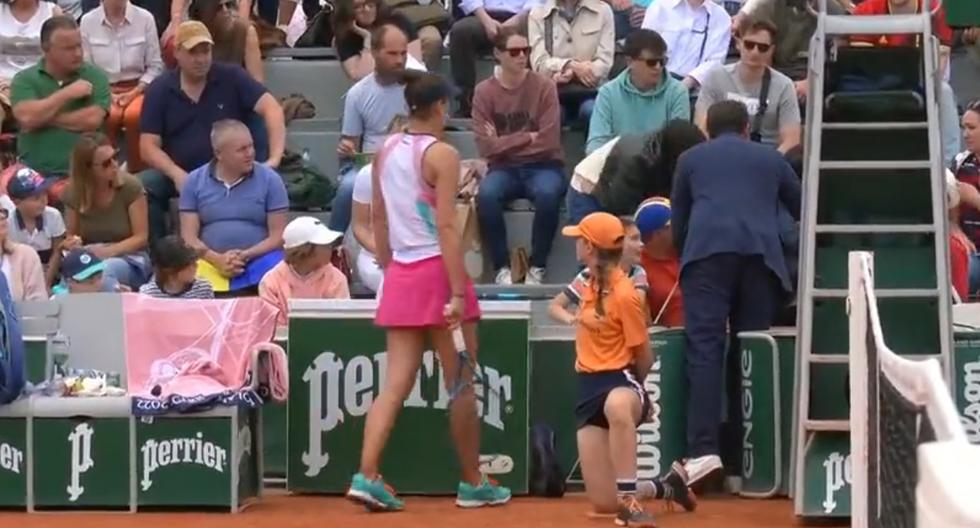 Irina Begu tira su raqueta y casi golpea a un niño en el Roland Garros