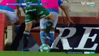 ¡Insólito! Jugador argentino desaparece de la cancha tras caer a un pozo de agua y termina empapado