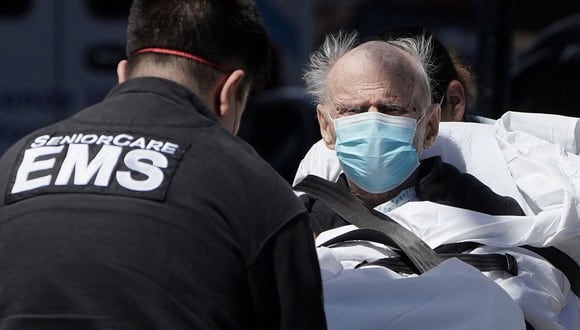 Un hombre enfermo de coronavirus es cargado a una ambulancia en el distrito de Manhattan, Nueva York. (REUTERS / Carlo Allegri).