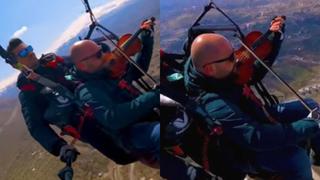 El video viral del hombre que toca el violín para calmar los nervios durante su primer vuelo en parapente