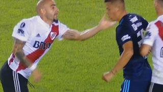 No la vio el árbitro: cobarde cachetada de Pinola a jugador de Emelec [VIDEO]