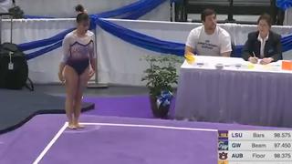 Una pena: gimnasta se rompió ambas piernas al caer durante competencia en Estados Unidos [VIDEO]